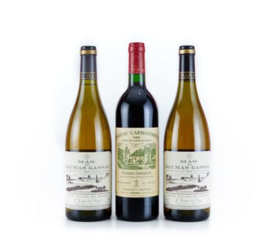 trois bouteilles de vin posées les unes à côté des autres sur une surface blanche