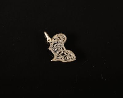 un pendentif en forme de cœur argenté sur fond noir