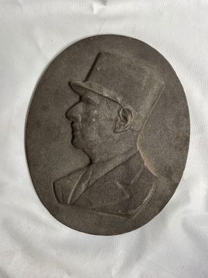 une vieille pièce de monnaie sur laquelle figure l'image d'un homme portant un haut-de-forme