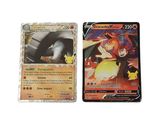 Deux cartes Pokémon sont posées l'une à côté de l'autre sur une table