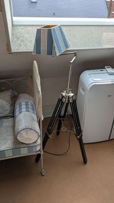 un lit et une chaise dans une pièce dotée d'une lucarne