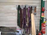 un garage où de nombreux outils sont accrochés au mur