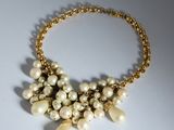 collier de perles en grappes sur une chaîne en or