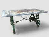 une table recouverte d'un plateau en carrelage