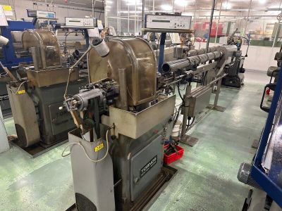 de nombreuses machines qui fonctionnent ensemble dans une usine