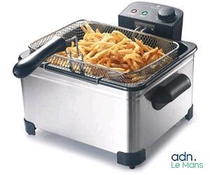 une image représentant une friteuse contenant des frites
