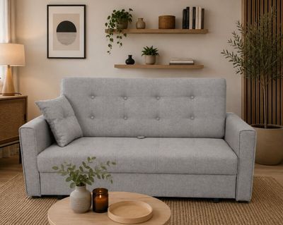 un salon avec un canapé et une table basse