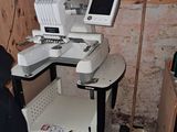 une image représentant une machine à coudre dans une pièce