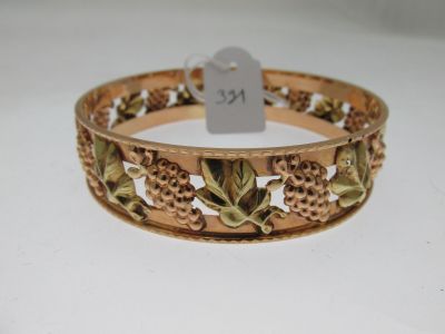 une image représentant un bracelet orné de fleurs et de feuilles