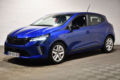 une voiture bleue garée dans un garage au sol en damier