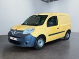 La camionnette jaune est garée dans la pièce vide de l'immeuble
