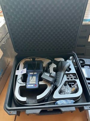 une mallette noire contenant des outils, posée sur une table