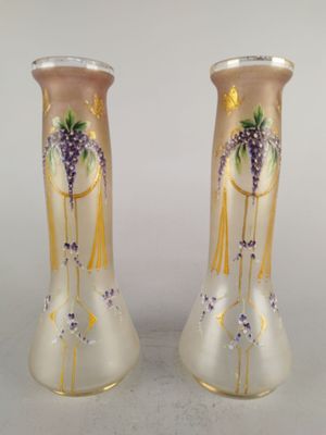 deux vases sur lesquels sont peints des raisins
