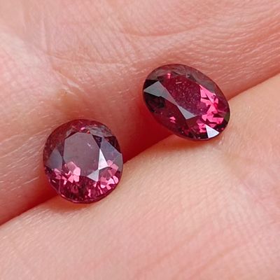 une paire de tourmalines roses au doigt d'une personne