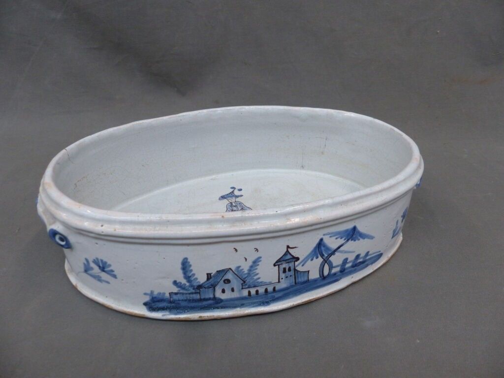 NEVERS - Bassin de fontaine ovale en faïence à décor bleu de chinois et paysage, XVIIIe Lg. 30 cm. (1 éclat)