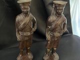 deux figurines posées sur un tissu noir