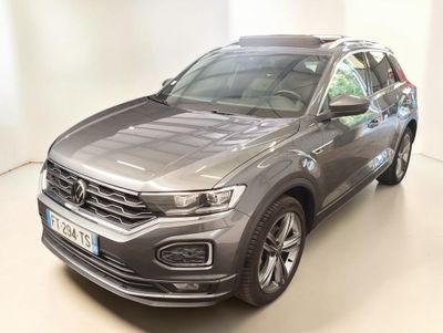 Le SUV Volkswagen est garé dans une pièce blanche au sol blanc.