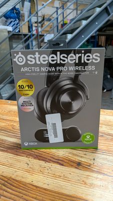 une photo d'une boîte de casques SteelSeries posée sur une table en bois