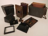 de nombreux appareils photo anciens posés sur une surface blanche
