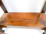 un banc en bois muni de roulettes, dans une pièce
