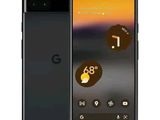 un téléphone Google Pixel noir posé sur un fond blanc
