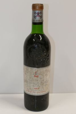 une bouteille de vin posée sur une table