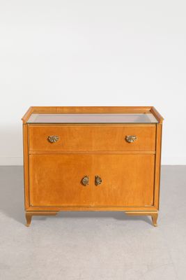 une photo d'une commode en bois avec un plateau en verre