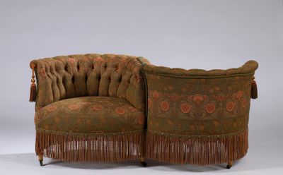 une paire de fauteuils rembourrés ornés de franges, sur fond blanc