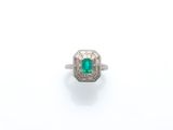 Gros plan sur une bague contenant une pierre verte