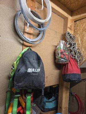 un mur sur lequel sont accrochés tout un tas d'objets divers