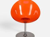 une chaise orange posée sur un piètement métallique, près d'un mur blanc