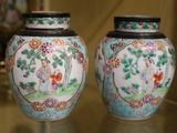 deux vases posés sur une table en verre