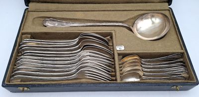 many spoons and spoon spoons in a case