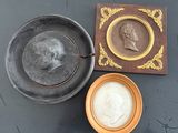 un bol de crème à côté d'un autre bol de crème sur une table