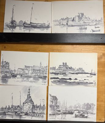 quatre dessins en noir et blanc représentant des bateaux, réalisés sur une surface en bois