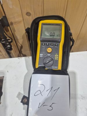 un appareil électronique jaune et noir posé sur une table blanche