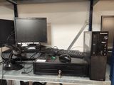 un bureau d'ordinateur équipé d'un écran, d'un clavier, d'une souris et d'autres appareils électroniques