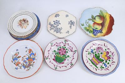 six assiettes aux motifs variés, posées sur un fond blanc