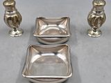 trois couverts sont posés les uns à côté des autres sur une table