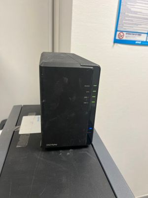 une image représentant une tour d'ordinateur noire posée sur un bureau