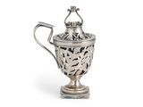 une théière ancienne en argent avec une anse, sur fond blanc