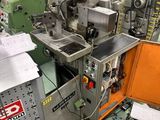 une machine posée sur le sol d'une pièce