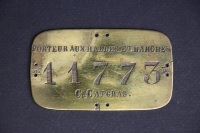 a brass plate with the name of a person who is riding a horse