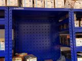 de nombreux cartons sur les étagères de l'entrepôt