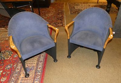 deux chaises posées sur un tapis dans une pièce