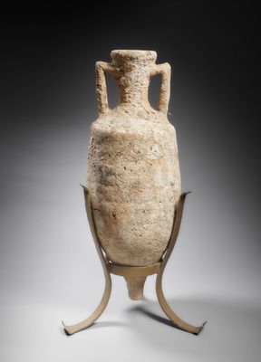 une image représentant un vase posé sur un socle, sur fond gris