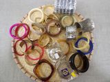 plein de bracelets et de joncs posés dans un panier