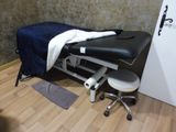 un lit recouvert d'une couverture, dans une chambre