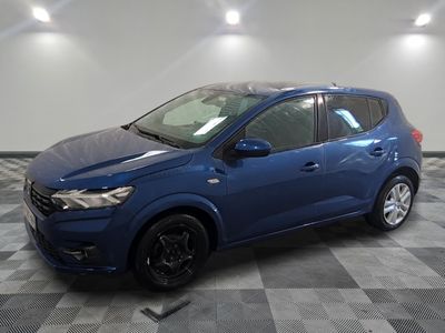 une voiture bleue garée dans un garage au sol en damier