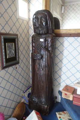 une statue représentant une femme en train de lire un livre dans une pièce